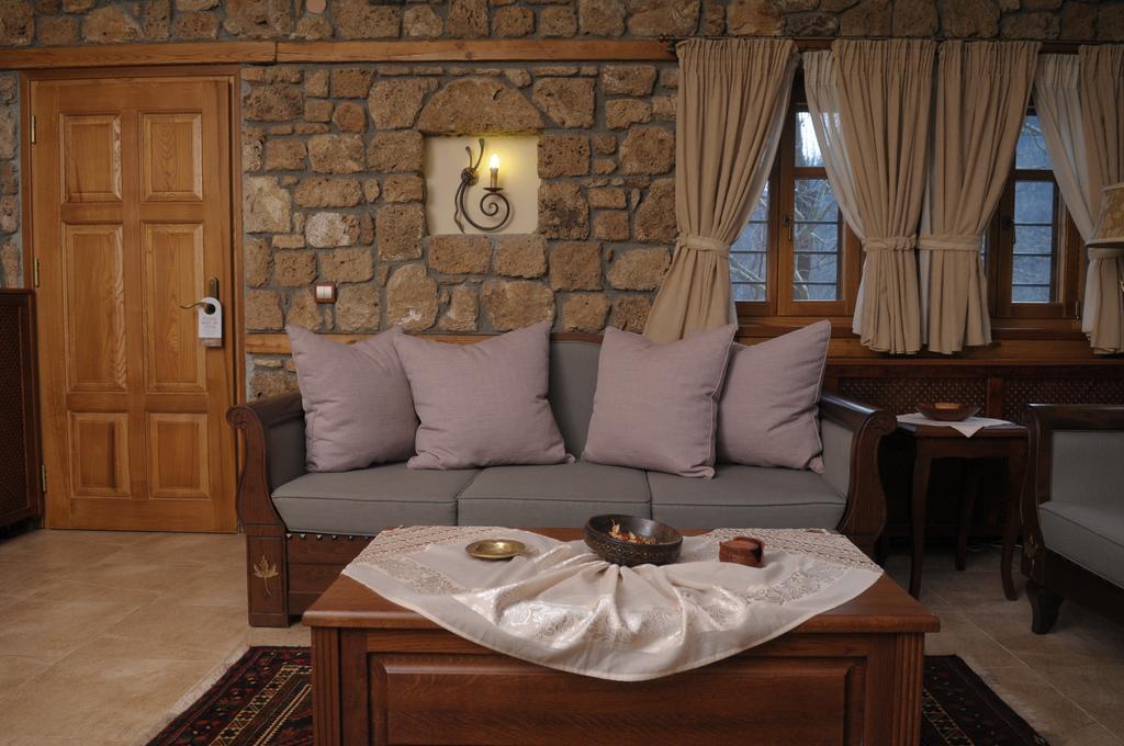 Roes Suites Káto Loutrákion Exterior foto