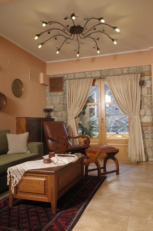 Roes Suites Káto Loutrákion Exterior foto