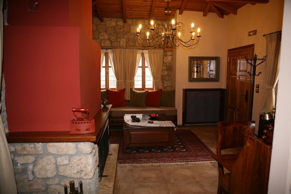 Roes Suites Káto Loutrákion Exterior foto